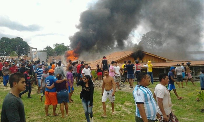 Casa do prefeito de Coari é queimada por parte da população