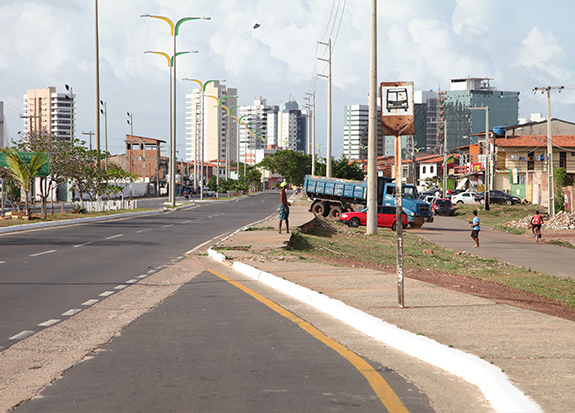 Na Avenida Litorânea, na região da Ilhinha, novamente, uma placa sinaliza o ponto de ônibus