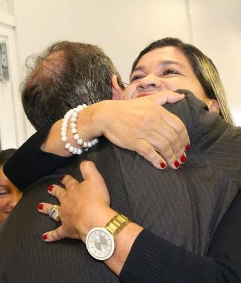O secretário e a subsecretária de Saúde do Maranhão, Marcos Pacheco e Rosângela Curado, em abraço-disfarce, após crise por descoberta de suposto esquema na Pasta