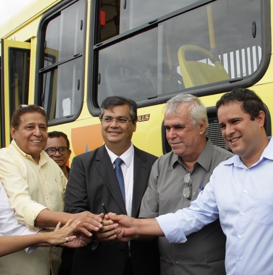 Acompanhado do governador do Maranhão, prefeito Edivaldo faz festa com entrega atrasada de parte dos ônibus que deveriam ser novos