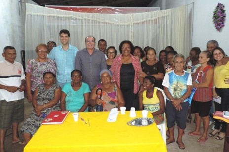 Acompanhado do deputado estadual Eduardo Braide, Rocha reuniu-se com moradores da Fé em Deus, em apoio a projetos de entidades comunitárias e debates sobre as ações do PAC Rio Anil