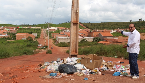 Vereador mostra o problema enfrentando pelos moradores do Residencial Ouro Verde