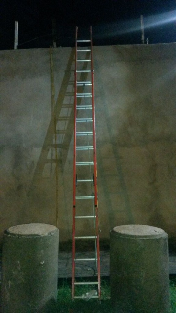 Escada utilizada para o resgate dos presos foi abandonada no local