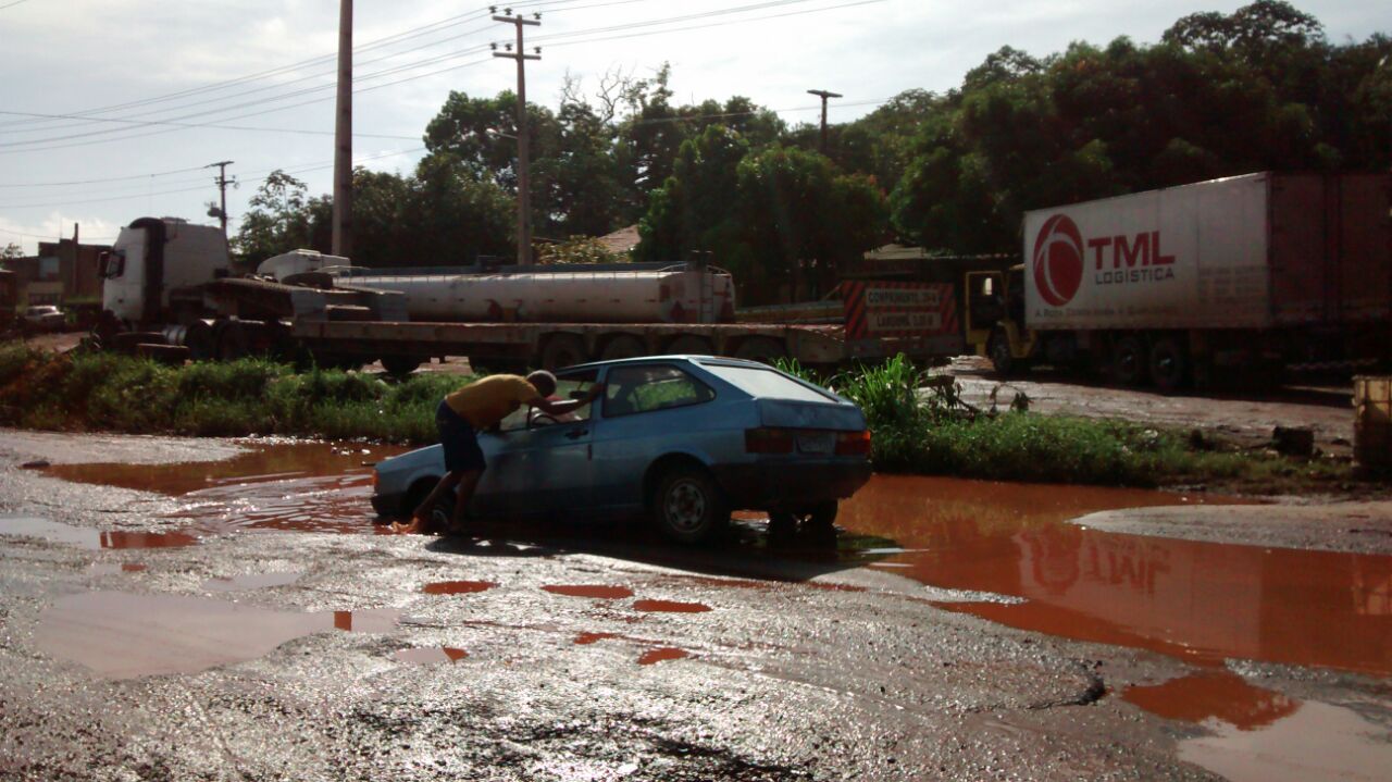 Motorista atolado na entrada capital do Maranhão