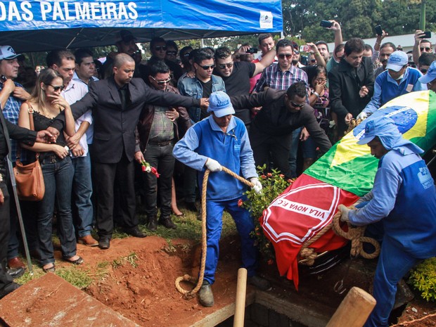 O corpo do cantor foi enterrado no cemitério Jardim das Palmeiras