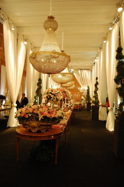 Na noite milionária, parte do Coco Bambu foi recheada com uma estação com 12 metros de doces de luxo