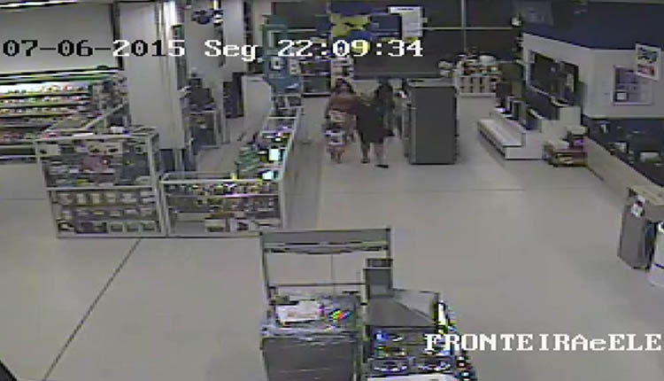 Cliente leva a menina até a família, que permanece dentro do supermercado