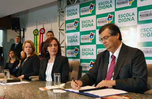 Flávio Dino, ao lado da secretária Áurea Prazeres lança o ‘Escola Digna’. No balcão, as cartilhas produzidas pela Escala e pagas pelo governo à Pública