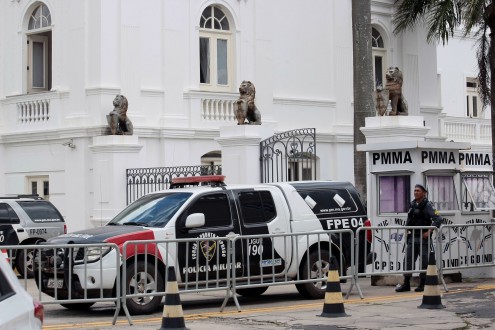 Imagem de PM cercando o Palácio, em 2013, se confunde com a de destaque do post, onde a polícia é novamente utilizada pelos Leões para intimidar manifestantes