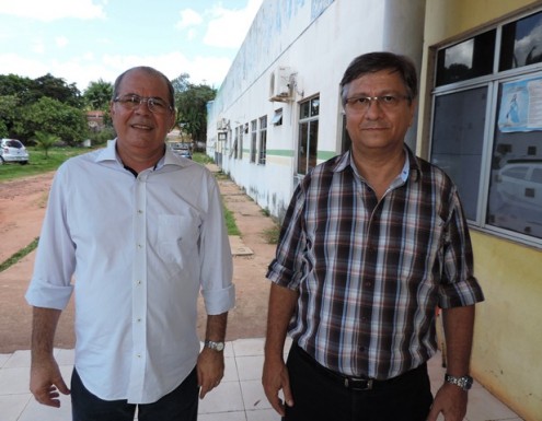 O deputado Hildo Rocha e o ex-prefeito Jones Braga, durante visita ao Hospital Municipal Madalena Braga, que agora deve ser reformado com a emenda do parlamentar
