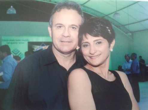 Telma Moura e o esposo, Jean Alves. Força do padrinho garantiu permanência no governo mesmo pega com a mão na botija