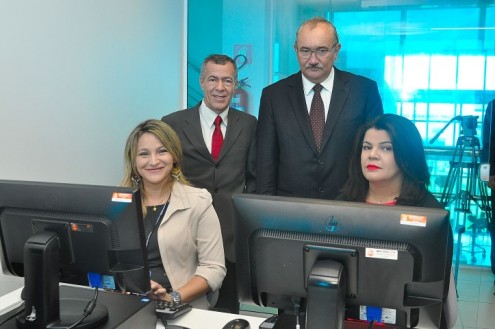 O deputado César Pires e o diretor de Comunicação da Casa, Carlos Alberto, com as assessoras da Ouvidoria