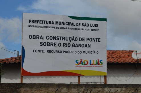 Placa colocada por Edivaldo Holanda Júnior em 2013 mostra que havia, sim, recursos para a construção da ponte Pai Inácio