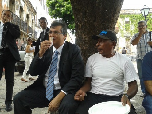 Policiais que deveriam estar nas ruas garantindo a segurança da população guardam Flávio Dino enquanto o comunista toma sorvete