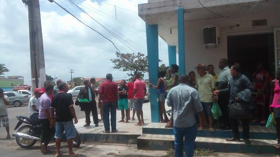 População se concentra em frente à Câmara Municipal de Bacuri, durante manifestação pela cassação do prefeito da cidade