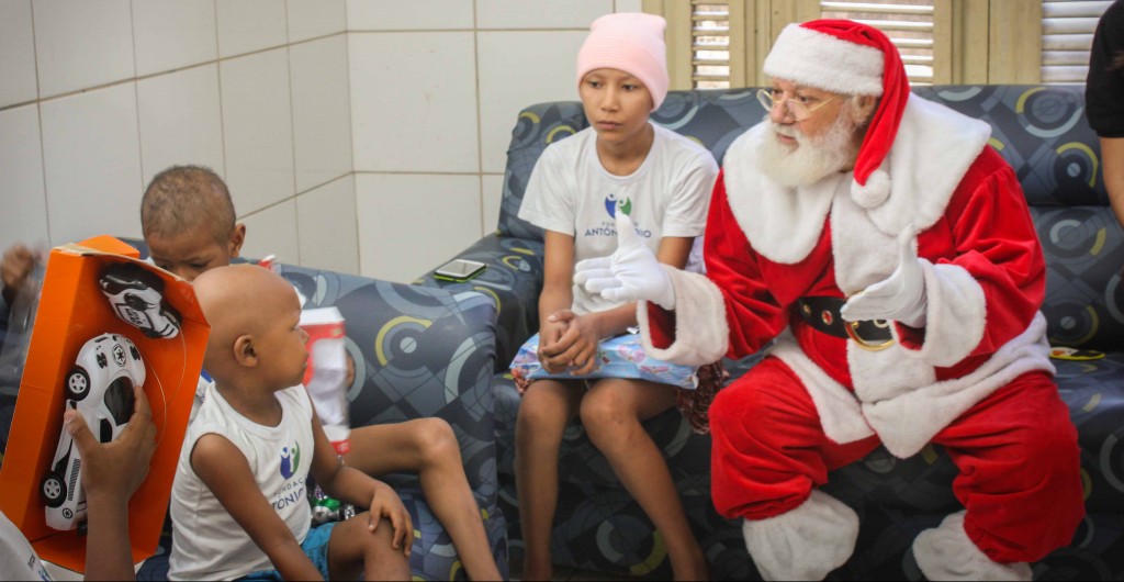 Véspera de Natal regada de muitos sorrisos na Fundação Antonio Jorge Dino e Casa Sonho de criança com o projeto Árvore Solidária
