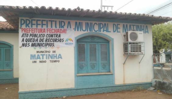 Prédio onde funciona a Prefeitura de Matinha amanheceu fechado em protesto contra a queda no repasse de dinheiro do governo federal