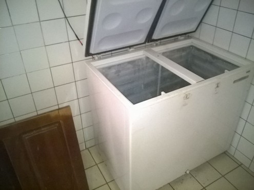 Congelador não foi um dos poucos eletrodomésticos que não foram levados pelos ladrões, mas a merenda escolar não escapou do roubo