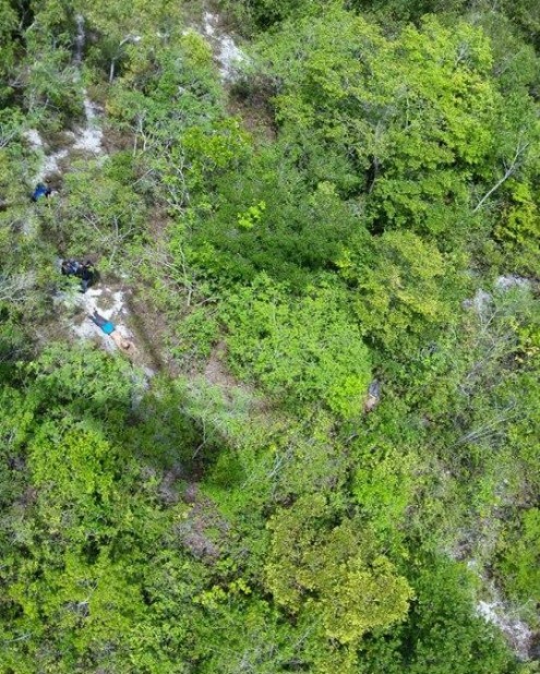 Imagem aérea de bandidos mortos em confronto com a Cosar após assalto a agência dos Correios no município de Morros