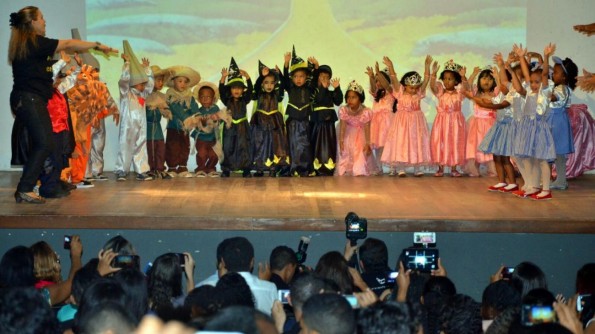 Alunos da Creche Escola Maria de Jesus Carvalho apresentaram musical referente a história infantil O Mágico de Oz