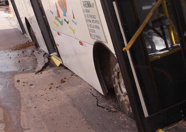 Na Areinha, ônibus também caiu em buraco do asfalto que cedeu