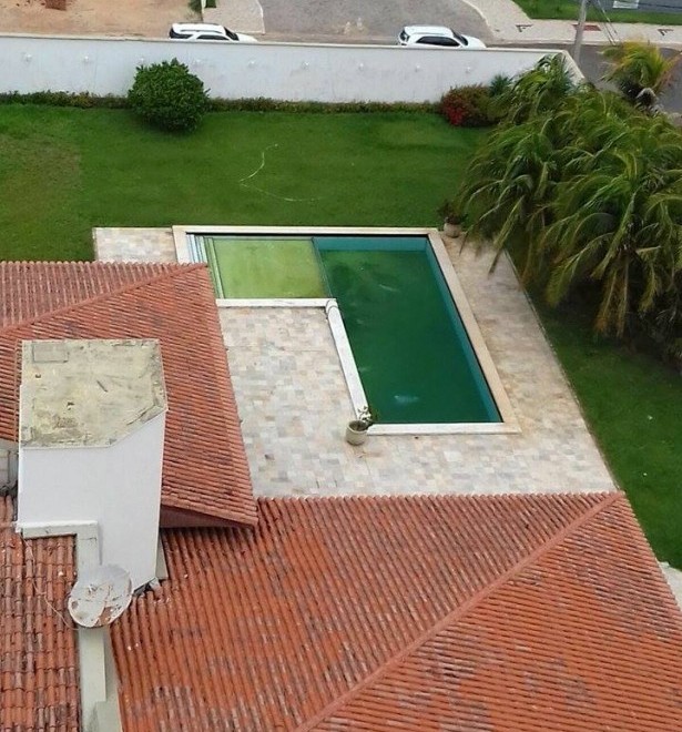Sem manutenção há quase 1 ano, piscina em casa de luxo na Ponta do Farol já está com a água verde. Vizinhança já teria contraído doenças transmitidas pelo mosquito