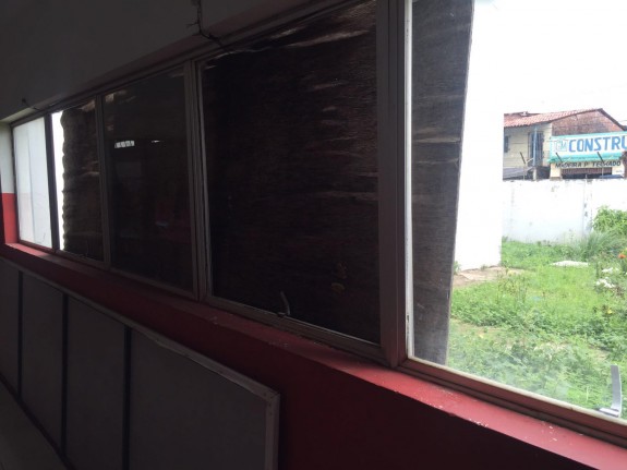 Improvido dos professores em janela sem vidraças mostra a falta de cuidado da prefeitura com a única creche escola em tempo integral de São Luís