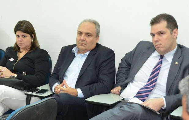 O chefe da Casa Civil, Marcelo Tavares, e o secretário de Transparência, Rodrigo Lago, pouco antes de receberem documento com identificação de 25 questões plagiadas no concurso da Sousândrade