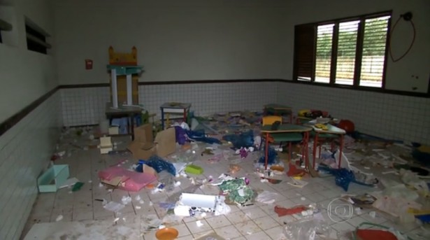Restos do que sobrou da Biblioteca da UEB Pedro Marcosine Bertol permanece como foi deixado pelos vândalos