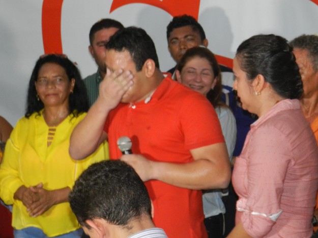 Tiago Mendonça chora durante discurso em que recebeu a unção do PCdoB e da oligarquia para comandar a cidade
