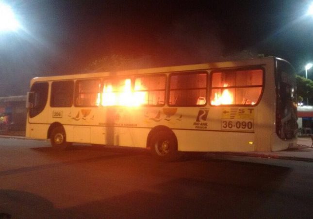Ônibus incendiado por membros da facção criminosa na quinta-feira 19