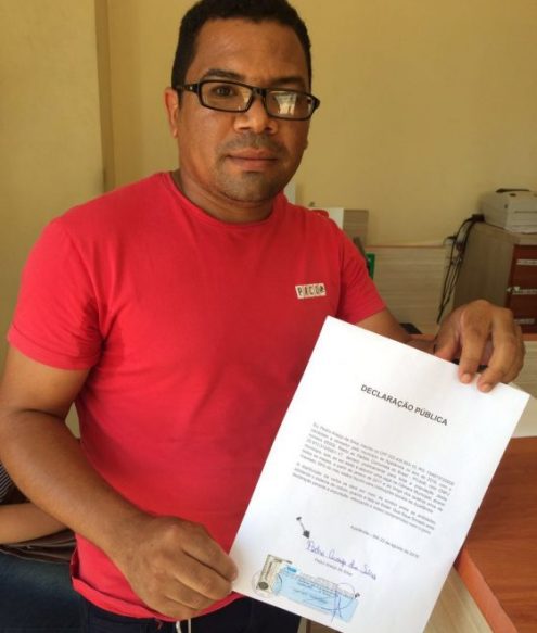 Pedro Araújo mostra termo de declaração pública de que doará metade de seu salário para entidades sociais de Açailândia, caso seja eleito