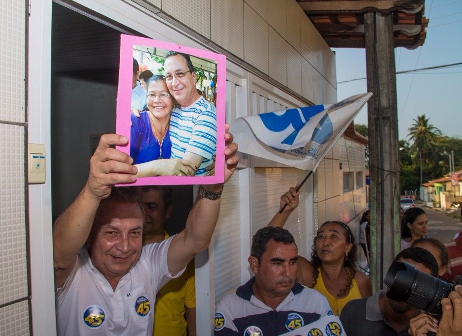 Na vsita a uma residência, Luis Fernando exibe foto que eleitora mantém na sua sala, de campanha anterior, numa demonstração de carinho dos ribamarenses