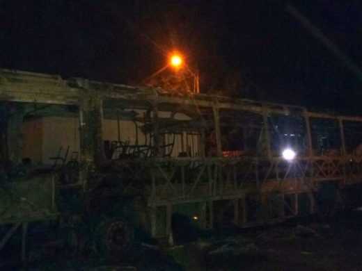 Bandidos destruíram ônibus na Avenida Ayrton Senna, no Tibiri