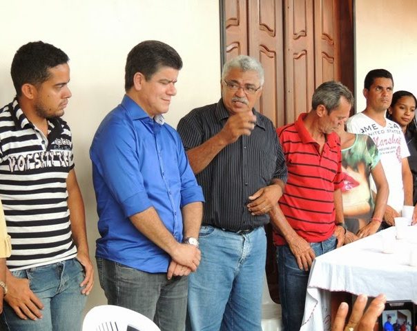 O ex-prefeito João Menezes de Souza, o Dr. João (ao centro), fazendo política em Arame durante as eleições de 2014