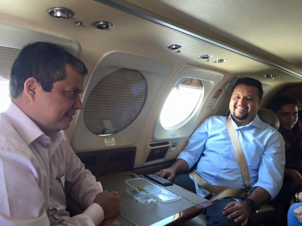 Clayton Noleto e Ednaldo Neves — com o deputado petista Zé Inácio de carona, ao fundo — usam avião alugado pelo governo para supervisionar obras da Sinfra pelo Maranhão