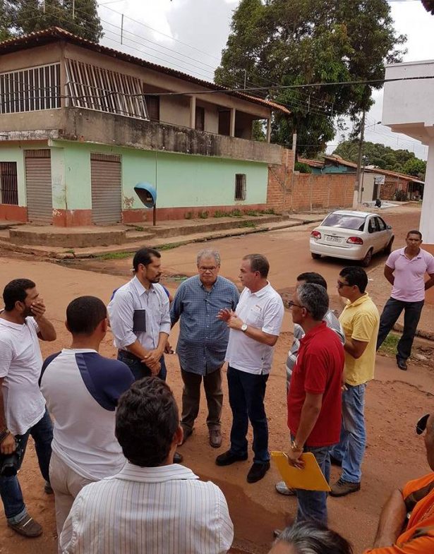 O prefeito Luis Fernando Silva visitando ruas e planejando ações para a reconstrução de São José de Ribamar