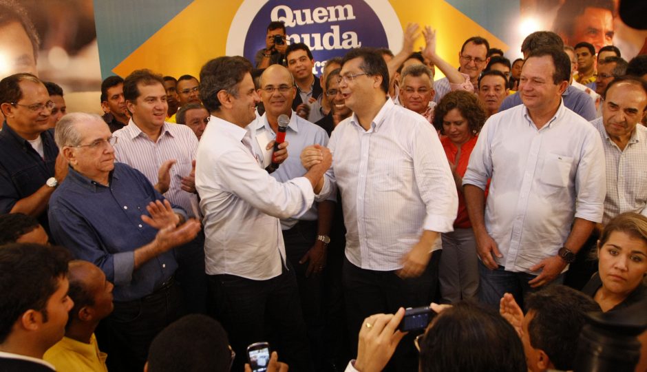 Oportunista, Flávio Dino tenta colar imagem de Sarney a Aécio