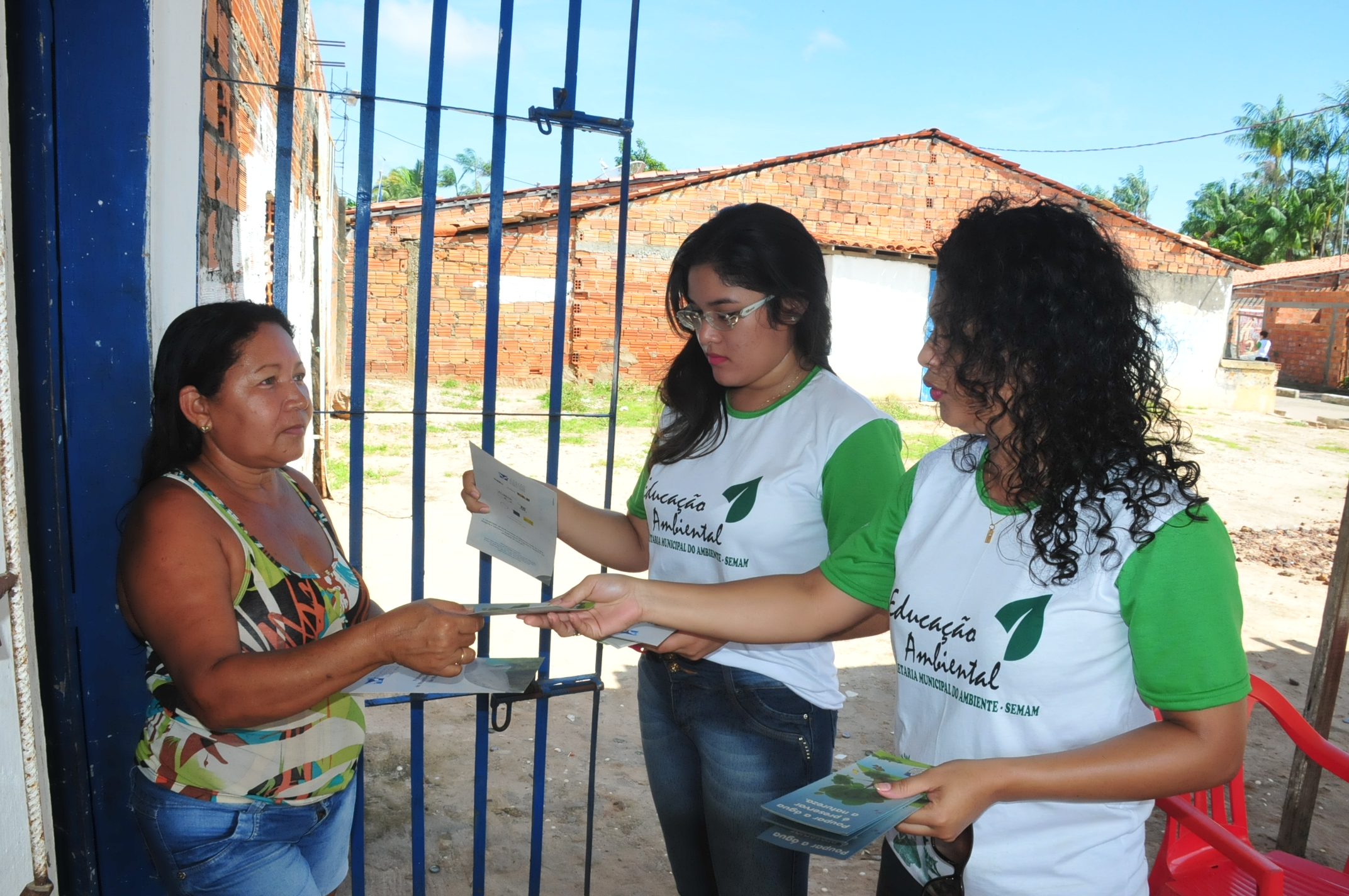 Moradora recebendo orientações durante ação